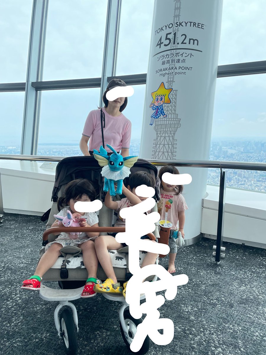 tomozo_8726's tweet photo. ポケモンセンターに行きたいというので、ソラマチにいき、スカイツリーの展望デッキにも行きました。スカイツリーは裸足で駆け回るし、時間待ちで見てた7,000円のぬいぐるみ欲しがるわで大変でした。ポケモンの子供用のTシャツ、長靴、傘がほしかったのになかった😂この後ママ会とか信じられない https://t.co/gvhfwPT68K