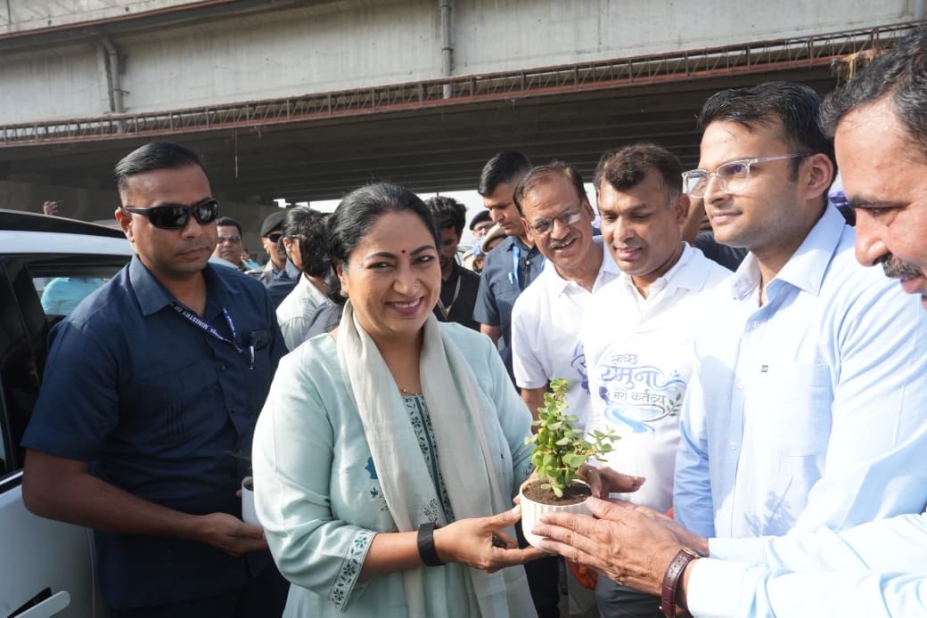 CMODelhi's tweet photo. Chief Minister Rekha Gupta today joined citizens, volunteers and sanitation workers at Geeta Colony Ghat, participating in the Yamuna Ghat Cleanliness Campaign and leading the drive from the front.

Thousands of Delhiites, youth, sanitation workers, volunteers and over 500 social organisations came together across 28 Yamuna ghats, reflecting a collective commitment to cleaner riverbanks and public spaces.

The Delhi Government, inspired by the vision of Hon’ble Prime Minister Shri @narendramodi, is advancing the mission of a clean and rejuvenated Yamuna through sustained interventions and public participation.

#SwachhYamunaMeraKartavya