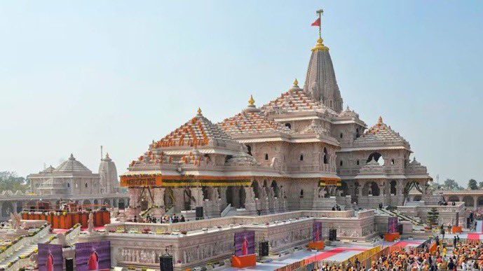 ShivBHU's tweet photo. आजकल ईश्वर भी कन्फ्यूज्ड हैं कि वो मंदिर-मस्जिद में रहते हैं, कॉरपोरेट ऑफिस में या किसी चुनावी घोषणापत्र में। 

भारत में आस्था अब मोक्ष का मार्ग कम, और मुनाफे का सबसे सॉलिड बिजनेस मॉडल ज्यादा बन चुकी है।
​
एक तरफ 'भक्ति स्टार्टअप्स' हैं, जहाँ वीआईपी दर्शन के नाम पर भगवान से मिलने की प्रीमियम सब्सक्रिप्शन फीस वसूली जा रही है। जितना बड़ा चंदा, उतनी जल्दी पापों से नो-ऑब्जेक्शन सर्टिफिकेट (NOC)। 
▪️▪️

दूसरी तरफ, सियासत के 'सेल्समैन' हैं जो हर चुनाव से पहले धर्म की ऐसी नई पैकेजिंग लाते हैं कि आम जनता महंगाई भूलकर आस्था के नशे में झूमने लगती है। 
नारों मे मदमस्त चैतन्य महाप्रभु बन नाचते गाते और फिर बेहोश हो जाते हैं। 

होश आने पर फिर वही प्रक्रिया…
▪️▪️

नेताओं के लिए जनता अब नागरिक नहीं, बल्कि 'वोट बैंक का कल्ट' बन चुकी है। चमचमाते टीवी चैनलों पर धर्म के ठेकेदार और सियासतदान मिलकर ऐसा 'प्राइम-टाइम सर्कस' चलाते हैं, जहाँ आस्था की आड़ में नफरत का टर्नओवर दोगुना हो जाता है। 

गरीब थाली पीटता रह जाता है और ऊपर बैठे लोग उसी थाली से अपनी सियासत का हलवा खाते हैं।
​▪️▪️

आस्था और सियासत के इस खतरनाक कॉकटेल पर मशहूर शायर दुष्यंत कुमार साहब लिख गए हैं…

​"कहाँ तो तय था चराग़ाँ हर एक घर के लिए,
कहाँ चराग़ मयस्सर नहीं शहर के लिए।
​
यहाँ दरख़्तों के साये में धूप लगती है,
चलो यहाँ से चलें और उम्र भर के लिए।"

आप लोग तब तक पोस्ट पढ़िए मैं चढ़ावा चढ़ाकर आता हूं… जय श्री राम !!!