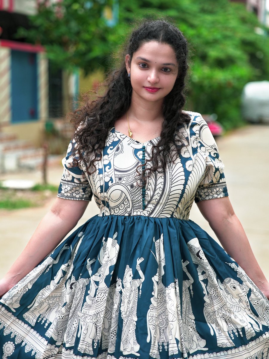 SumiiTalks's tweet photo. Dress link 👇
https://t.co/Mxd00a6RHl
#fashionaddict #westernwear #westernstyle #longfrocks #sumiivastra https://t.co/WfVdtbMZk3