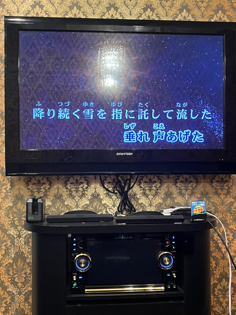 DFGTSI's tweet photo. 俺が防人恋歌歌ったらツッキーが雫を歌って今透明なマニキュアをあんちゃんが歌ってる https://t.co/3zVKfjAizU