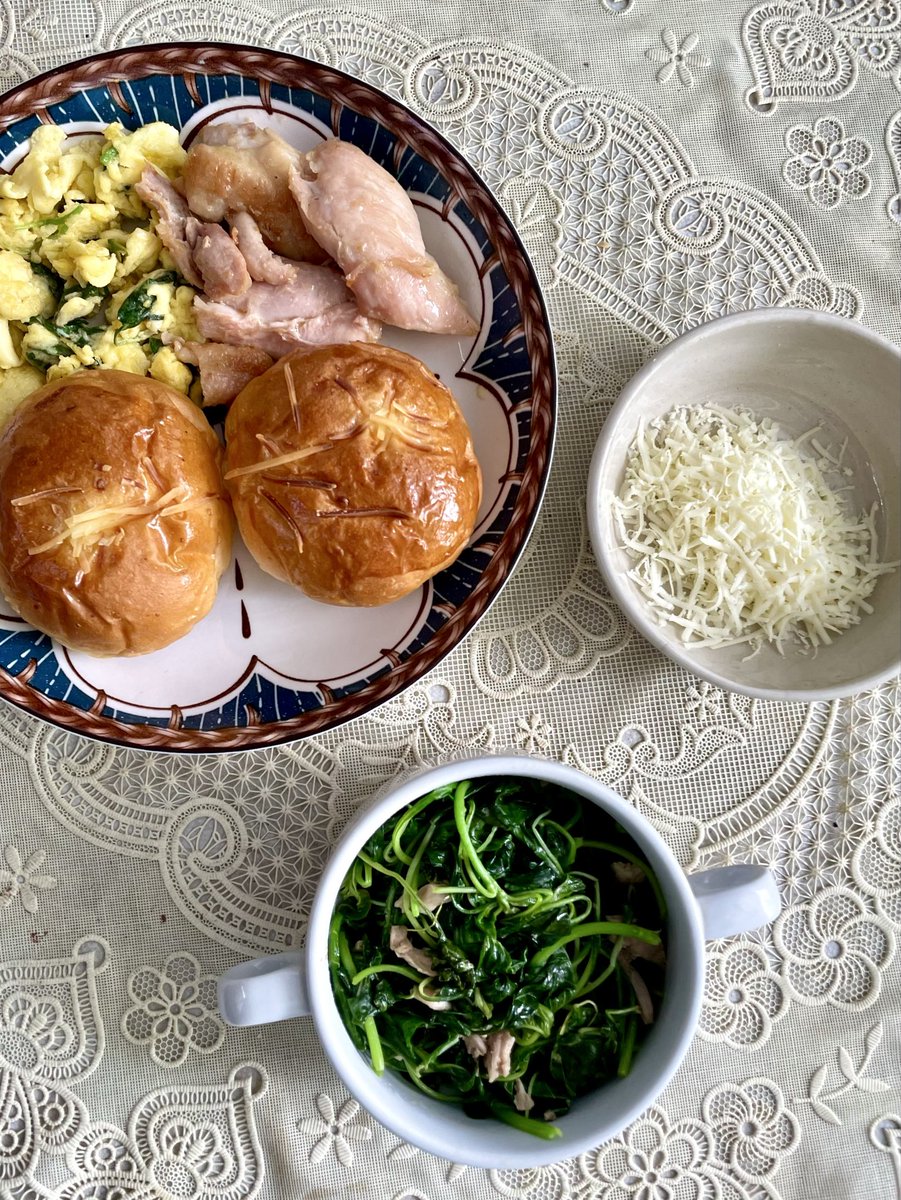 inesapane's tweet photo. Sunday’s Menu. Cheese buns, sautéed chicken, scrambled egg, sautéed spinach, and grated cheese https://t.co/LSRaJyDPq2