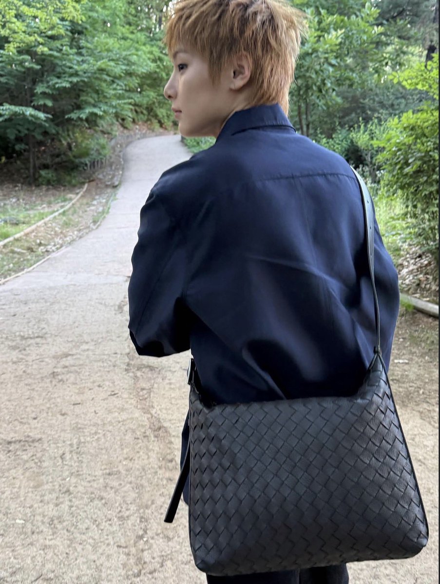 PEONGlN's tweet photo. Caught mid stroll. Just a casual walk in the woods, pretending I’m the main character in a moody indie movie. 🍂🎬 https://t.co/vaTOq9BbMW