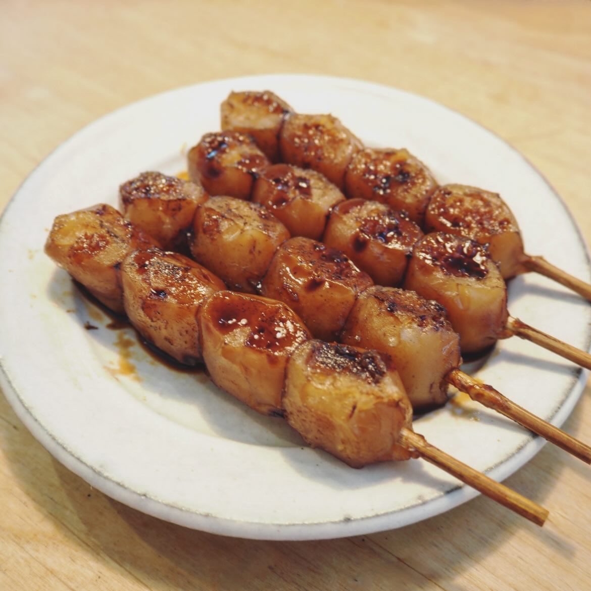 薩摩川内名物ちんこ団子おいしい…!香ばしいおだんごと甘辛いタレがすごく好みでした。何回も鹿児島行ってるのに知らなかった…賞味期限長いのもうれしい( ⁰⊖⁰) 