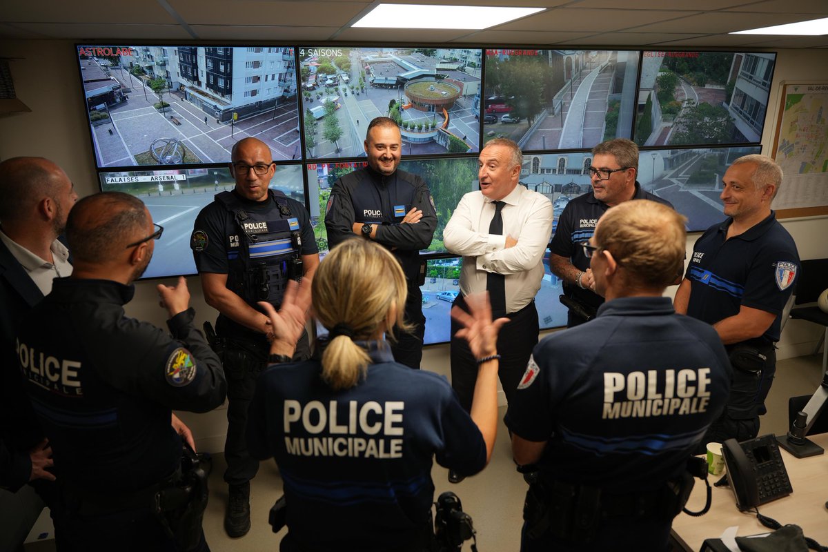MA_Jamet's tweet photo. Je donne des moyens, de l’autorité et du respect à la police municipale @valdereuil_info. Elle me donne de la présence, de l’obéissance et de la compétence. Bon deal au service des habitants https://t.co/w0H7gDO7dW