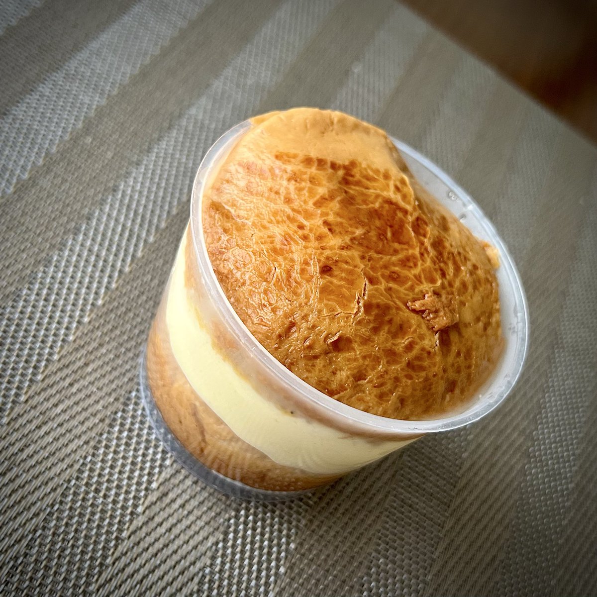 shiw0_'s tweet photo. 成城石井さまで奮発して【自家製 フレッシュオレンジのティーサヴァラン】を買ってきた。ぉぉおお美味しい…_(┐「ε:)_🍊 https://t.co/cyAyJzS4Lb