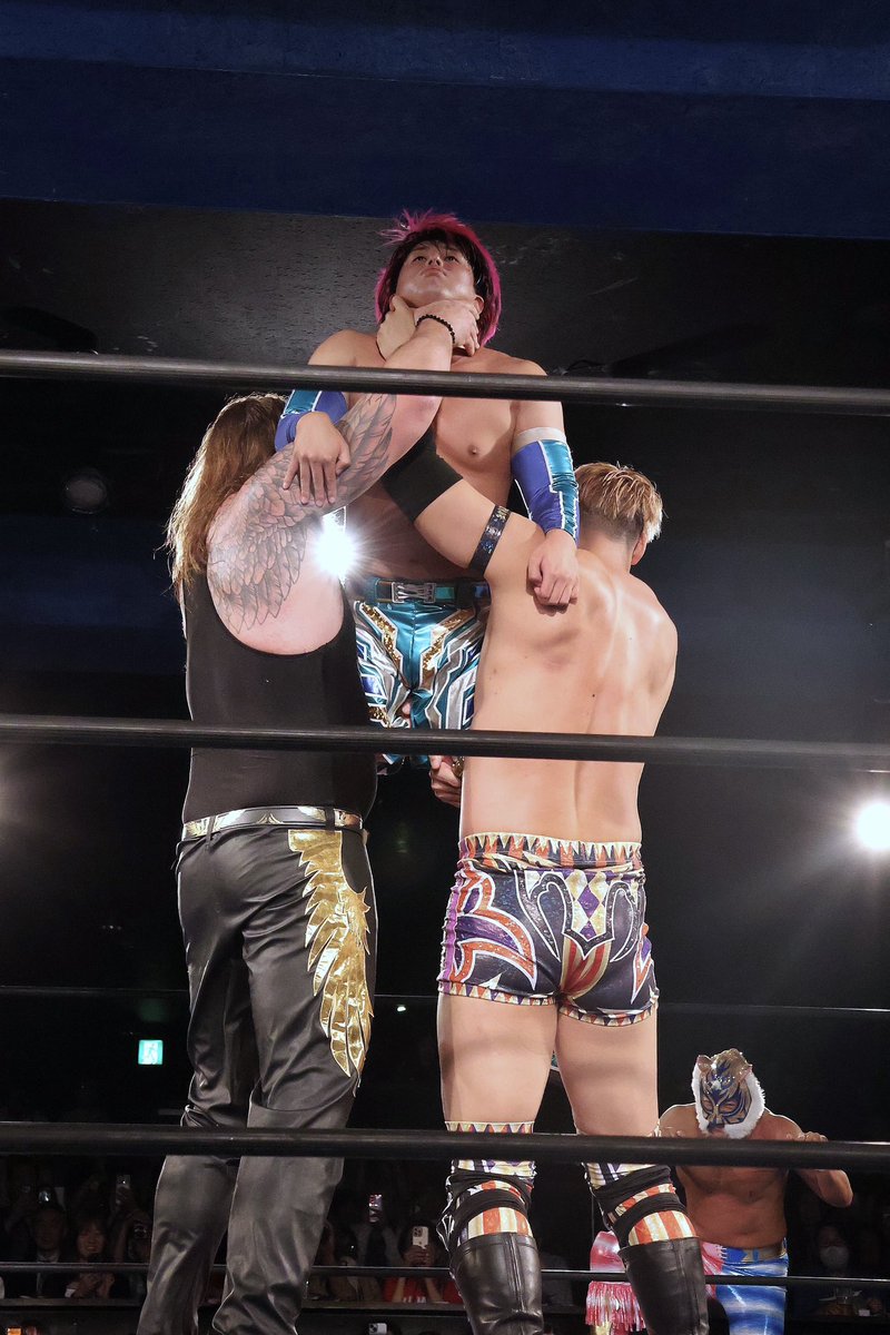 _RY_KN's tweet photo. 絶望すぎる弟とそれを隠れて見てる兄
#ajpw #青柳優馬 #青柳亮生 https://t.co/35AfLOx8WV