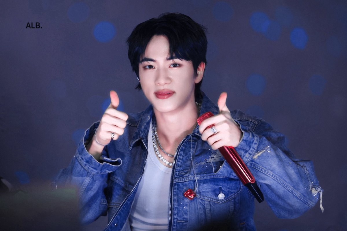 LiveDream17's tweet photo. @ALittleBraver92 @BTS_twt He spotted you again 😉 

#JIN #BTSJIN #진 #방탄소년단진 https://t.co/egHrsOzOxw