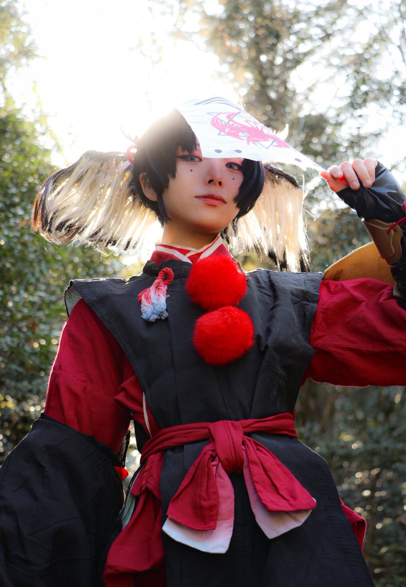 yoikoyoiko_gine's tweet photo. cosplay 
刀剣乱舞/ 小烏丸

『道まどへるか 人の子よ』

声の方を振り返ると、水干を着た童が
面の下よりこちらを覗く。

神か、もののけか＿＿

言葉は出ぬまま、
ただ視線を奪われ立ち尽くす。

┈┈┈┈┈┈┈┈┈┈┈                                                     
photo：@r1hhy https://t.co/80zKWvJxBi