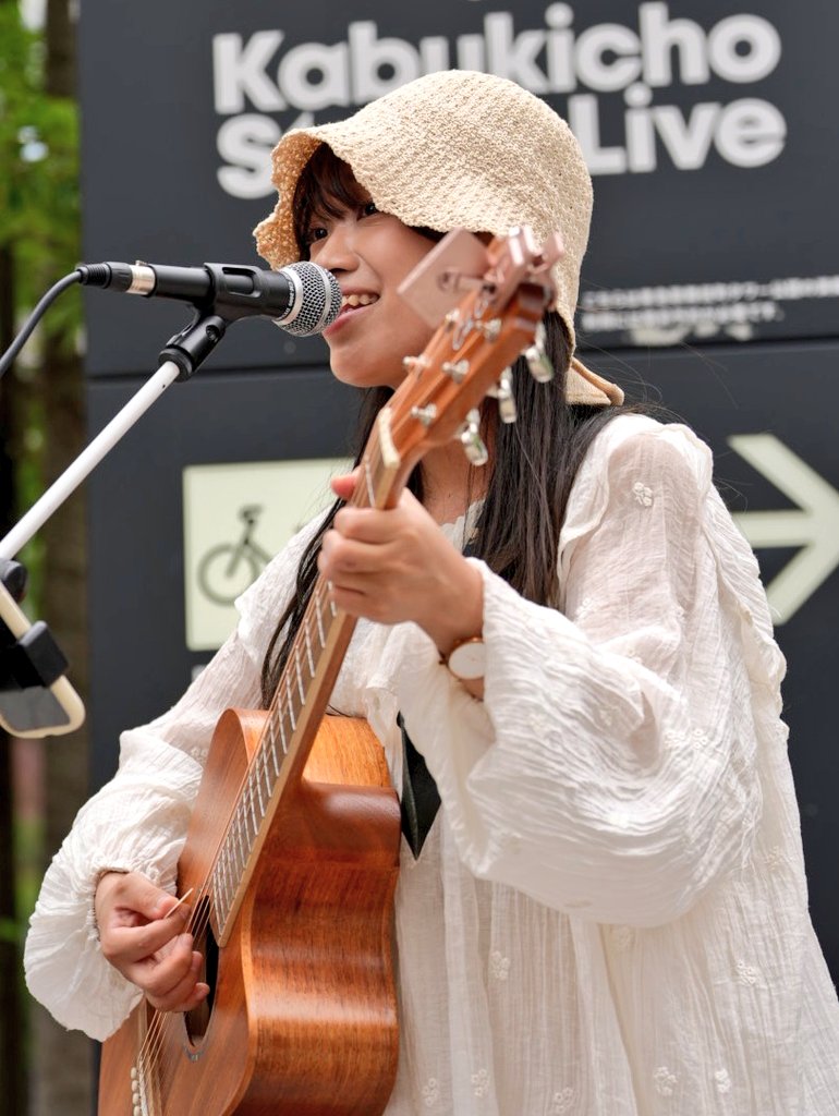 livetakusanlove's tweet photo. #梨奈 ちゃん 公認ストリート🎸
📍歌舞伎町和牛特区前
#KabukichoStreetLive
自分自身この場所で見るのは初めてでとても新鮮✨️
いろいろあって(😓)、カポなしの曲でオリ曲、カバー織り交ぜ7曲歌って、心地よい歌声に耳を傾ける人もたくさん(^^♪
初見の人にCDも羽ばたいて良かった👍️ https://t.co/Gaf7FblZvs