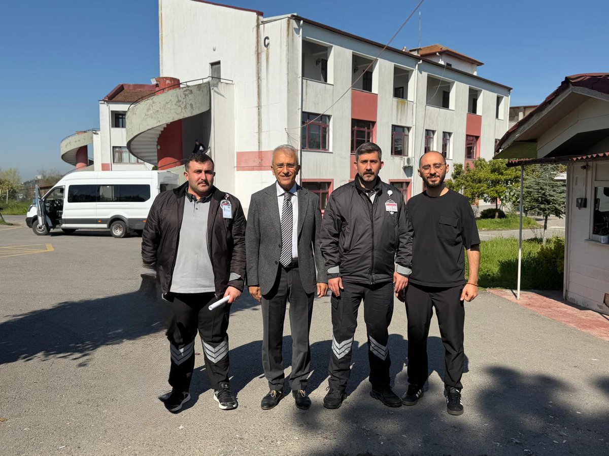 cekeromer's tweet photo. SORUNLAR ÇÖZÜLMELİ
Hürriyetçi Sağlık Sen Genel Başkan Yardımcısı Ömer Çeker, Kocaeli Şube Başkanı Serkan Kökduman ile birlikte Aile ve Sosyal Hizmetler Bakanlığı’na (ASHB) bağlı faaliyet gösteren kurum ve kuruluşlar da görev yapan çalışanları ziyaret etti. Çeker “kuruluşlarda görev yapan Koruma ve Güvenlik Görevlilerininyaşadığı yapısal sorunlar çözülmelidir.” Dedi.
ÇEKER VE KÖKDUMAN DAN ASHB ZİYARET
Hürriyetçi Sağlık Sen Genel Başkan Yardımcısı Ömer Çeker. Hürriyetçi Sağlık Sen Kocaeli Şube Başkanı Serkan Kökduman ile birlikte Kocaeli’nde Aile ve Sosyal Hizmetler Bakanlığı’na bağlı faaliyet gösteren kurum ve kuruluşlar da görev yapan çalışanları ziyaret etti. Ziyaret sonrası açıklama yapan Genel Başkan Yardımcısı Çeker Çeker ” Aile ve Sosyal Hizmetler Bakanlığı’na bağlı kurum ve kuruluşların güvenliği kurumlarda görev yapan 657 Devlet Memurları Kanununa tabi güvenlik personelleri ve sürekli işçi statüsündeki kamu işçisi kadrosunda görev yapan güvenlik görevlilerince sağlanmaktadır.

RESMİ BAŞVURUMUZU YAPTIK
Dolayısı ile güvenlik görevlileri aynı kurumda aynı unvan da iki farklı statüde görev yapmaktadır. Özlük hakları birbirinden farklılık arz etmektedir. Bu farklılık çalışma barışına olumsuz etki etmektedir. Kurum ziyaretlerimizde Koruma ve Güvenlik Görevlilerininyaşadığı yapısal sorunlar sendikamızca tespit edilmiş, sorunların çözümü için Aile ve Sosyal Hizmetler Bakanlığı’na Hürriyetçi Sağlık Sen olarak resmi başvurumuzu yaptık. Sahada görev yapan güvenlik personelinin yaşadığı mağduriyetler artık görmezden gelinemez boyuta ulaşmıştır. Başvurumuzda özellikle üç temel konuya dikkat çekilmiştir:

1.Üniforma Sorunu:
 Kamu görevlisi statüsünde çalışan güvenlik personeline, görev tanımına ve statüsüne uygun olmayan, taşeron personeli andıran üniformaların zorunlu tutulması kabul edilemez bir durumdur. Bu uygulama hem çalışanların mesleki itibarını zedelemekte hem de kamuoyunda yanlış algılara neden olmaktadır. Talebimiz; kurumsal kimliği güçlendiren, resmi statüyü yansıtan üniforma düzenlemesidir.
2. Kimlik Kartı Yenileme Ücretleri:
 Devlet memuru statüsünde görev yapan personelin, 5 yılda bir yenilemek zorunda olduğu özel güvenlik kimlik kartı için kurs ve kart ücretlerini kendi cebinden ödemek zorunda bırakılması açık bir mağduriyettir. Talebimiz; bu mali yükün kaldırılması veya kurum tarafından karşılanmasıdır.

3. Yetki Alanlarının Yetersizliği:
Güvenlik görevlilerinin görev yaptıkları alanlarda etkin müdahale edebilmesi için mevcut yetkileri yetersiz kalmaktadır. Bu durum hem kamu düzenini hem de hizmet kalitesini olumsuz etkilemektedir. Talebimiz; yetkilerin günümüz ihtiyaçlarına uygun şekilde genişletilmesidir.
ÇAĞRIDA BULUNUYORUZ

Talepler yalnızca çalışanların değil, aynı zamanda kamu hizmetinin kalitesinin artırılmasıaçısından da hayati öneme sahiptir. Güvenlik hizmeti zafiyet kabul etmez. Güçlü, donanımlı ve motivasyonu yüksek personel ile mümkündür. Kocaeli den Aile ve Sosyal Hizmetler Bakanlığı’na açık çağrıda bulunuyoruz:  Güvenlik görevlilerinin haklı talepleri derhal değerlendirilmeli, Gerekli yasal ve idari düzenlemeler gecikmeden yapılmalıdır. Sürecin sonuna kadar takipçisi olacağımızı, gerekirse her platformda bu konuyu gündeme taşımaya devam edeceğiz. Haklı taleplerimizin karşılık bulması için mücadelemiz kararlılıkla sürecektir.” Diyerek sözlerini sonlandırdı.
@igfhaberajansi 
@anadoluajansi 
@dhainternet 
@ihacomtr 
@hibyahaberajans 
@ankahabera 
#GüvenlikGörevlisi #HakHukukAdalet #KamuGörevlisiyiz #TaşeronDeğiliz #ÜniformaOnurdur #GüvenlikVarsaHizmetVar
#YetkiŞart #GüvenliğeDeğer #EmeğeSaygı #KimlikKartıMasrafıKurumdan
#GüvenlikSusmaz #Haklarımızıİstiyoruz #GüçlüGüvenlik #KamuİçinGüvenlik