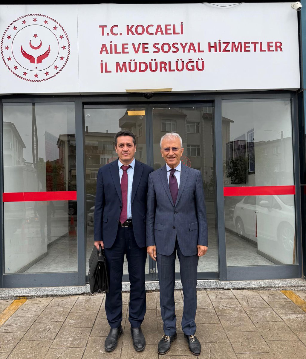 cekeromer's tweet photo. SORUNLAR ÇÖZÜLMELİ
Hürriyetçi Sağlık Sen Genel Başkan Yardımcısı Ömer Çeker, Kocaeli Şube Başkanı Serkan Kökduman ile birlikte Aile ve Sosyal Hizmetler Bakanlığı’na (ASHB) bağlı faaliyet gösteren kurum ve kuruluşlar da görev yapan çalışanları ziyaret etti. Çeker “kuruluşlarda görev yapan Koruma ve Güvenlik Görevlilerininyaşadığı yapısal sorunlar çözülmelidir.” Dedi.
ÇEKER VE KÖKDUMAN DAN ASHB ZİYARET
Hürriyetçi Sağlık Sen Genel Başkan Yardımcısı Ömer Çeker. Hürriyetçi Sağlık Sen Kocaeli Şube Başkanı Serkan Kökduman ile birlikte Kocaeli’nde Aile ve Sosyal Hizmetler Bakanlığı’na bağlı faaliyet gösteren kurum ve kuruluşlar da görev yapan çalışanları ziyaret etti. Ziyaret sonrası açıklama yapan Genel Başkan Yardımcısı Çeker Çeker ” Aile ve Sosyal Hizmetler Bakanlığı’na bağlı kurum ve kuruluşların güvenliği kurumlarda görev yapan 657 Devlet Memurları Kanununa tabi güvenlik personelleri ve sürekli işçi statüsündeki kamu işçisi kadrosunda görev yapan güvenlik görevlilerince sağlanmaktadır.

RESMİ BAŞVURUMUZU YAPTIK
Dolayısı ile güvenlik görevlileri aynı kurumda aynı unvan da iki farklı statüde görev yapmaktadır. Özlük hakları birbirinden farklılık arz etmektedir. Bu farklılık çalışma barışına olumsuz etki etmektedir. Kurum ziyaretlerimizde Koruma ve Güvenlik Görevlilerininyaşadığı yapısal sorunlar sendikamızca tespit edilmiş, sorunların çözümü için Aile ve Sosyal Hizmetler Bakanlığı’na Hürriyetçi Sağlık Sen olarak resmi başvurumuzu yaptık. Sahada görev yapan güvenlik personelinin yaşadığı mağduriyetler artık görmezden gelinemez boyuta ulaşmıştır. Başvurumuzda özellikle üç temel konuya dikkat çekilmiştir:

1.Üniforma Sorunu:
 Kamu görevlisi statüsünde çalışan güvenlik personeline, görev tanımına ve statüsüne uygun olmayan, taşeron personeli andıran üniformaların zorunlu tutulması kabul edilemez bir durumdur. Bu uygulama hem çalışanların mesleki itibarını zedelemekte hem de kamuoyunda yanlış algılara neden olmaktadır. Talebimiz; kurumsal kimliği güçlendiren, resmi statüyü yansıtan üniforma düzenlemesidir.
2. Kimlik Kartı Yenileme Ücretleri:
 Devlet memuru statüsünde görev yapan personelin, 5 yılda bir yenilemek zorunda olduğu özel güvenlik kimlik kartı için kurs ve kart ücretlerini kendi cebinden ödemek zorunda bırakılması açık bir mağduriyettir. Talebimiz; bu mali yükün kaldırılması veya kurum tarafından karşılanmasıdır.

3. Yetki Alanlarının Yetersizliği:
Güvenlik görevlilerinin görev yaptıkları alanlarda etkin müdahale edebilmesi için mevcut yetkileri yetersiz kalmaktadır. Bu durum hem kamu düzenini hem de hizmet kalitesini olumsuz etkilemektedir. Talebimiz; yetkilerin günümüz ihtiyaçlarına uygun şekilde genişletilmesidir.
ÇAĞRIDA BULUNUYORUZ

Talepler yalnızca çalışanların değil, aynı zamanda kamu hizmetinin kalitesinin artırılmasıaçısından da hayati öneme sahiptir. Güvenlik hizmeti zafiyet kabul etmez. Güçlü, donanımlı ve motivasyonu yüksek personel ile mümkündür. Kocaeli den Aile ve Sosyal Hizmetler Bakanlığı’na açık çağrıda bulunuyoruz:  Güvenlik görevlilerinin haklı talepleri derhal değerlendirilmeli, Gerekli yasal ve idari düzenlemeler gecikmeden yapılmalıdır. Sürecin sonuna kadar takipçisi olacağımızı, gerekirse her platformda bu konuyu gündeme taşımaya devam edeceğiz. Haklı taleplerimizin karşılık bulması için mücadelemiz kararlılıkla sürecektir.” Diyerek sözlerini sonlandırdı.
@igfhaberajansi 
@anadoluajansi 
@dhainternet 
@ihacomtr 
@hibyahaberajans 
@ankahabera 
#GüvenlikGörevlisi #HakHukukAdalet #KamuGörevlisiyiz #TaşeronDeğiliz #ÜniformaOnurdur #GüvenlikVarsaHizmetVar
#YetkiŞart #GüvenliğeDeğer #EmeğeSaygı #KimlikKartıMasrafıKurumdan
#GüvenlikSusmaz #Haklarımızıİstiyoruz #GüçlüGüvenlik #KamuİçinGüvenlik