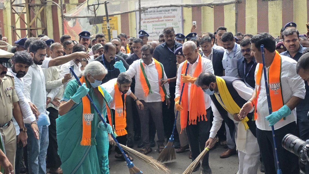 PCMohanMP's tweet photo. Participated alongside Union Finance Minister Smt. @nsitharaman Ji in a Swachhata Campaign campaign at Mysore Bank Circle in Bengaluru. BJP Karnataka President Shri B.Y. Vijayendra, LoP in the Legislative Council Shri Chalavadi Narayanaswamy, and others were also present. https://t.co/9Nvj1j7xen