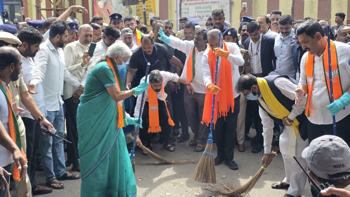 PCMohanMP's tweet photo. Participated alongside Union Finance Minister Smt. @nsitharaman Ji in a Swachhata Campaign campaign at Mysore Bank Circle in Bengaluru. BJP Karnataka President Shri B.Y. Vijayendra, LoP in the Legislative Council Shri Chalavadi Narayanaswamy, and others were also present. https://t.co/9Nvj1j7xen