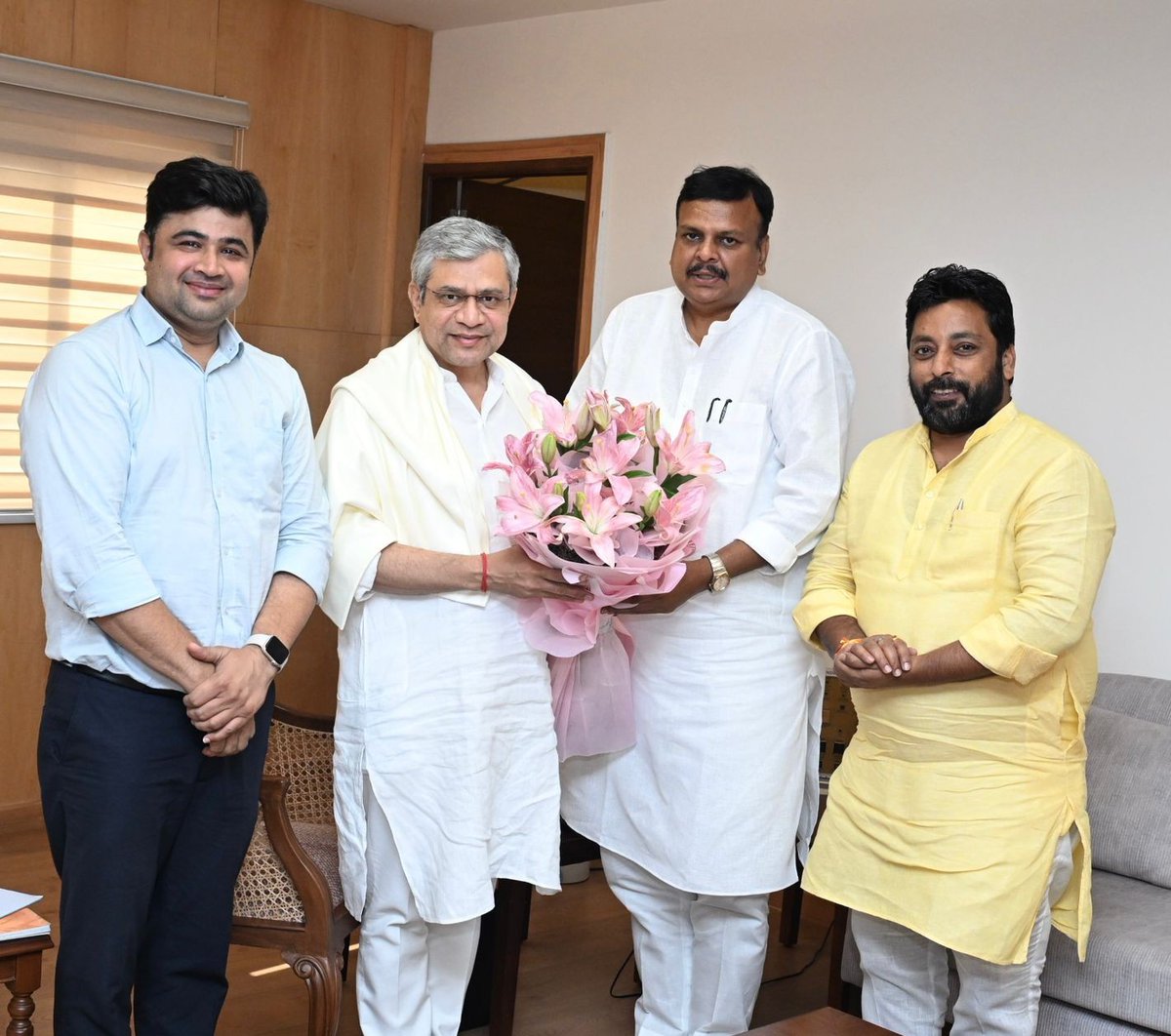 SanjayRupadhyay's tweet photo. आज दिल्ली येथे केंद्रीय रेल्वेमंत्री मा. श्री. @AshwiniVaishnaw  जी यांची सदिच्छा भेट घेतली. 

या भेटीदरम्यान बोरिवली रेल्वे स्थानकाच्या पुनर्बांधणी व आधुनिकीकरणाच्या कामाला गती देण्याची मागणी केली. तसेच बोरिवली–चर्चगेट दरम्यान एसी लोकल फेऱ्यांमध्ये वाढ, बोरिवली–बेलापूर लोकल सेवा सुरू करणे, दहाणू–विरार–बोरिवली मार्गावरील मेमू सेवांच्या जागी आधुनिक लोकल गाड्या सुरू करणे, अतिरिक्त लोकल फेऱ्या वाढविणे तसेच पश्चिम उपनगरांतील लाखो प्रवाशांच्या दैनंदिन प्रवासाशी संबंधित विविध प्रश्नांबाबत सविस्तर चर्चा करण्यात आली.

बोरिवली हे पश्चिम रेल्वेवरील अत्यंत महत्त्वाचे आणि सर्वाधिक वर्दळीचे स्थानक असून, दररोज लाखो प्रवासी या स्थानकाचा वापर करतात. त्यामुळे प्रवाशांना अधिक सुरक्षित, सुलभ आणि आधुनिक सुविधा उपलब्ध व्हाव्यात यासाठी आवश्यक त्या मागण्या रेल्वेमंत्र्यांसमोर मांडल्या.

यापूर्वी विलेपार्ले रेल्वे स्थानकावर एस्कलेटर बसविण्याच्या मागणीची अंमलबजावणी सुरू झाल्याबद्दल माननीय रेल्वेमंत्र्यांचे आभार मानले. या सर्व मागण्यांबाबत त्यांनी सकारात्मक भूमिका दर्शविली असून, बोरिवलीकरांच्या हितासाठी माझा पाठपुरावा यापुढेही सुरू राहील.

याप्रसंगी माझ्यासोबत भाजपा अल्पसंख्यांक मोर्चाचे अध्यक्ष वसीम खान आणि भाजपा उत्तर-मध्य मुंबई जिल्ह्याचे महामंत्री शुभ्रांशू दीक्षित उपस्थित होते. 

#SanjayUpadhyay #Borivali #AshwiniVaishnaw #Railway #MumbaiLocal #WesternRailway #BJP