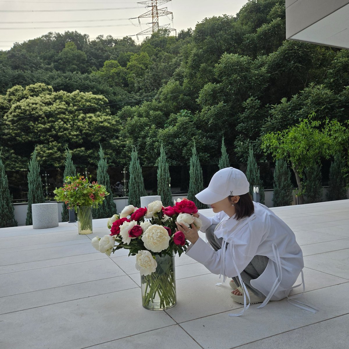 MUA0304's tweet photo. 민영언니 꽃다발이랑크기비슷한거실환가
왤케쪼끄매                          🫳🏻🫳🏻🫳🏻 https://t.co/nzesP9Y7dB