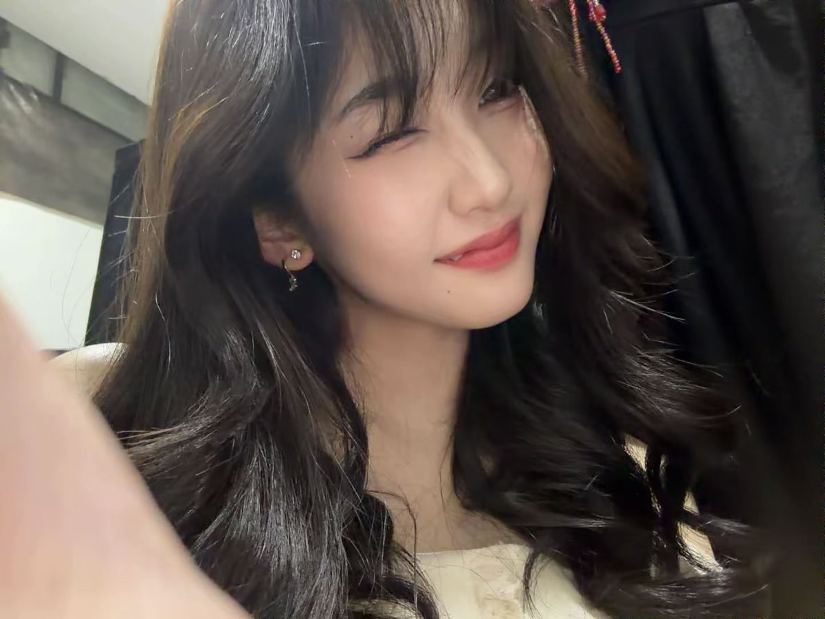 M_OlineJKT48's tweet photo. Terima kasih semuanyaa sudah nonton konser request hour JKT48 2026! Aku bersyukur sekali akhirnya bisa mengikuti dan menampilkan beberapa lagu di event inii, semoga disetiap lagu yang dibawakan tadi benar-benar tersampaikan kepada kalian yaa! Aku juga mau berterima kasih kepada teman-teman yang sudah vote/ mendukung oline.. Aku terharu banget karena melihat hasil kerja keras kalian apapun hasil/ peringkatnya aku sangat berterima kasih.. This is very valuable to me. See youu 💙🌹🛶🖤🤍🌙🍷