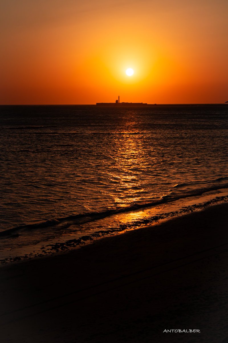 antocoleta67's tweet photo. Así es Cádiz desde mi objetivo. 📸📸📸🌅🌅🌅 https://t.co/7PxeN0VugV
