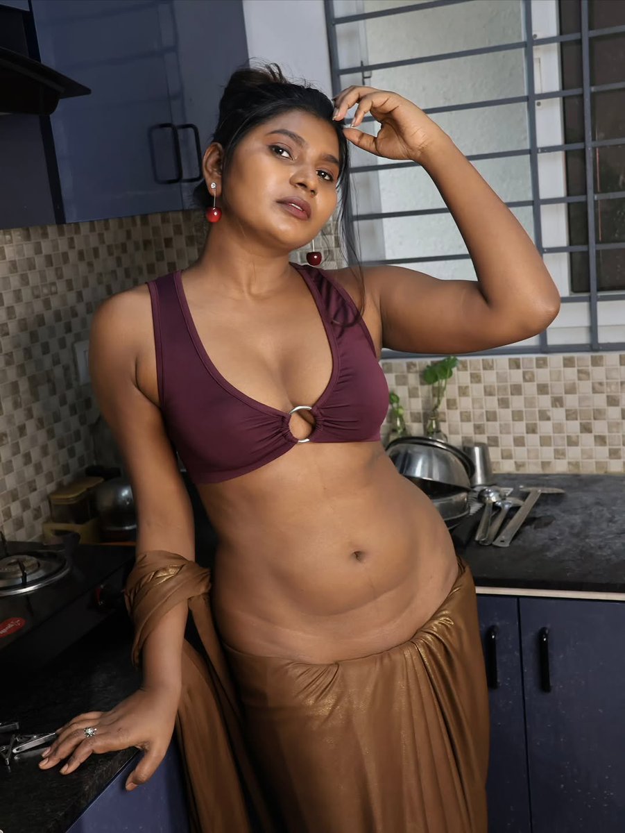 tamilamuthamof's tweet photo. இப்படி low hipla தொப்புள் எல்லாம் காட்டி, உங்க அக்குள் வரை காட்டுறது  எல்லாம் வேற எல்லாம் போட்டோ மேடம் 😮😮😮

#stephinaalex #stephina #tamilamutham #trendingpost https://t.co/PLeWZJFN15