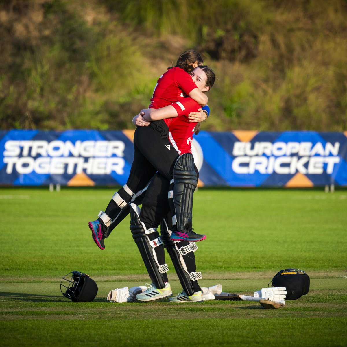 EuropeanCricket's tweet photo. 𝗦𝗺𝗶𝗹𝗲𝘀. 𝗖𝗲𝗹𝗲𝗯𝗿𝗮𝘁𝗶𝗼𝗻𝘀. 𝗪𝗶𝗰𝗸𝗲𝘁𝘀. 𝗖𝗼𝗺𝗲𝗯𝗮𝗰𝗸𝘀. 𝗧𝗵𝗲 𝗯𝗲𝗮𝘂𝘁𝗶𝗳𝘂𝗹 𝗰𝘆𝗰𝗹𝗲 𝗼𝗳 𝗰𝗿𝗶𝗰𝗸𝗲𝘁. 🏏✨

#EuropeanCricket #StrongerTogether https://t.co/GU4bNm3ZMv