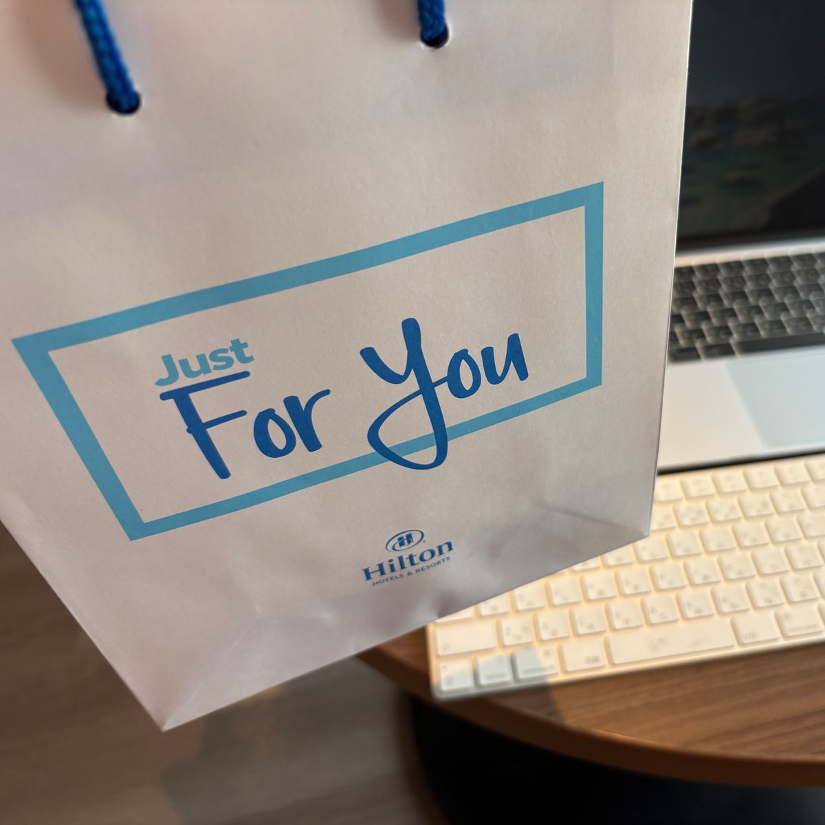 HvcTaka's tweet photo. 延長コードを依頼して紙バックに入れて持ってきて貰えると一味違いますね。
間違いなくホテルの印象が良くなる。 https://t.co/PuRcPcVmzi