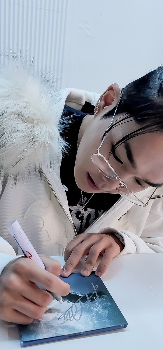 hunnit90's tweet photo. 내가 평소에 욕 잘 안해도 이런 거 욕은 함. ㅡㅡ 재판매 쉽지 않은 일이고 하더라도 그냥 온라인 판매만 해도 될 건데. 팬들 위해서 얼마나 예쁜마음으로 팬미팅에 싸인 이벤트까지 같이 해준 건데. 고사리같은 손으로 싸인을 얼마나 열심히 해줬는데!!!!! 되팔이 씨발년들 다 뒈져라 https://t.co/LPT7mCTL3s