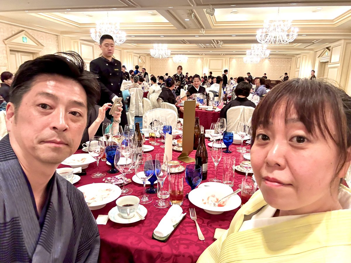 deadlyhangover's tweet photo. とある周年パーティーに。
着物姿、250人。なかなかの景色でした。 https://t.co/K2Lc4Gf6CN