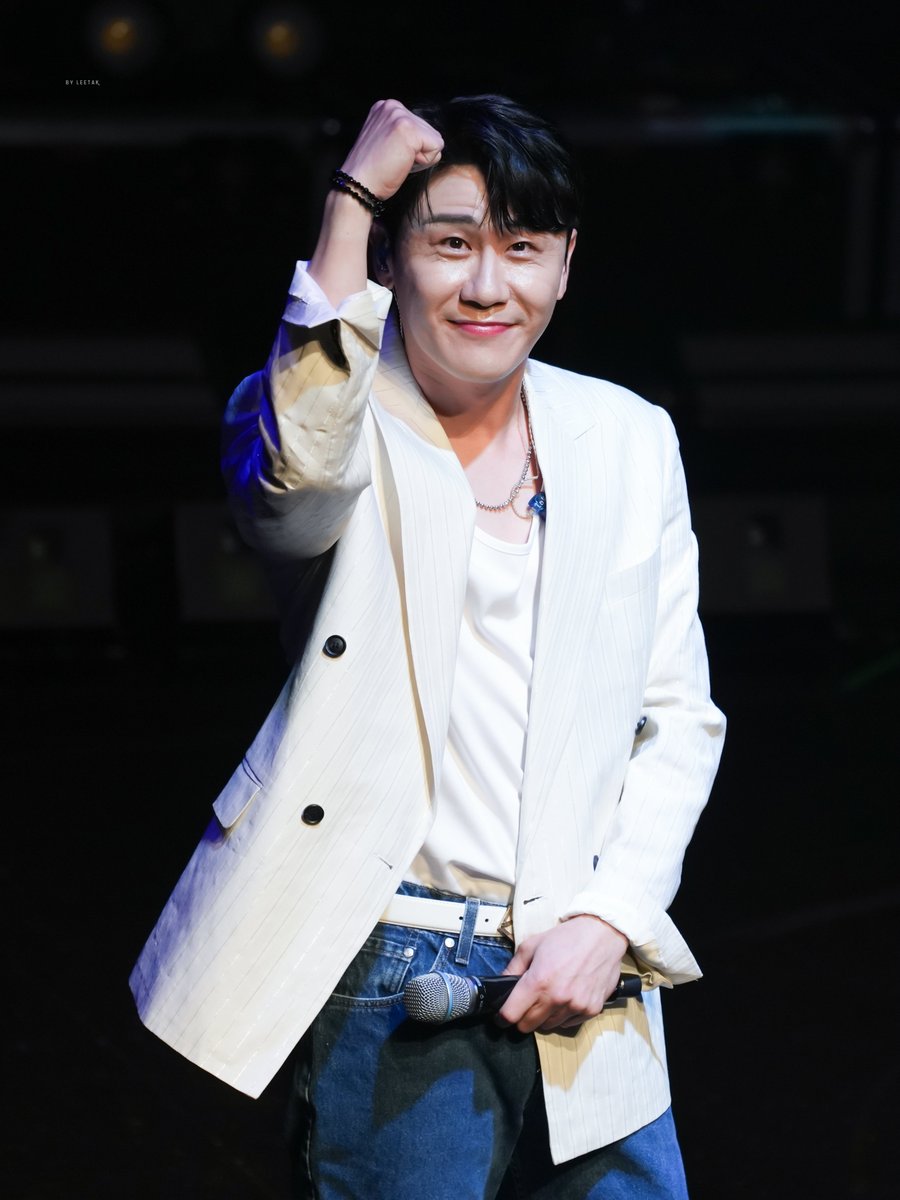 Tak9183's tweet photo. [ 김장훈콘서트 dgm 게스트 ]
표정 온도차 머에요¿
#영탁 #YOUNGTAK 
📍서강대 메리홀 | 260612 https://t.co/hxIOYj7THq