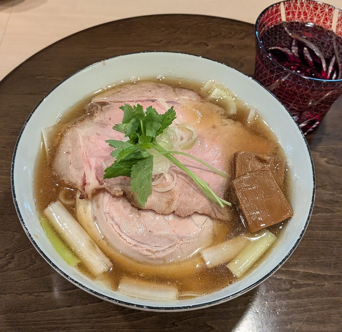 JonnyOnlyone's tweet photo. 🐢『手打麺祭かめ囲』
手打中華蕎麦（醤油）1,200円
麺は太麺で、独自の麺を打って出してくれ、スープはいっけん濃い感じがしますが、昆布だしのあっさり系です✨
チャシューもメンマも大きいしとても美味しいラーメンです😊一人一人丁寧に接客して営業する店なので、いつもお客が並んでいます🍜 https://t.co/bVHtQc8xbB