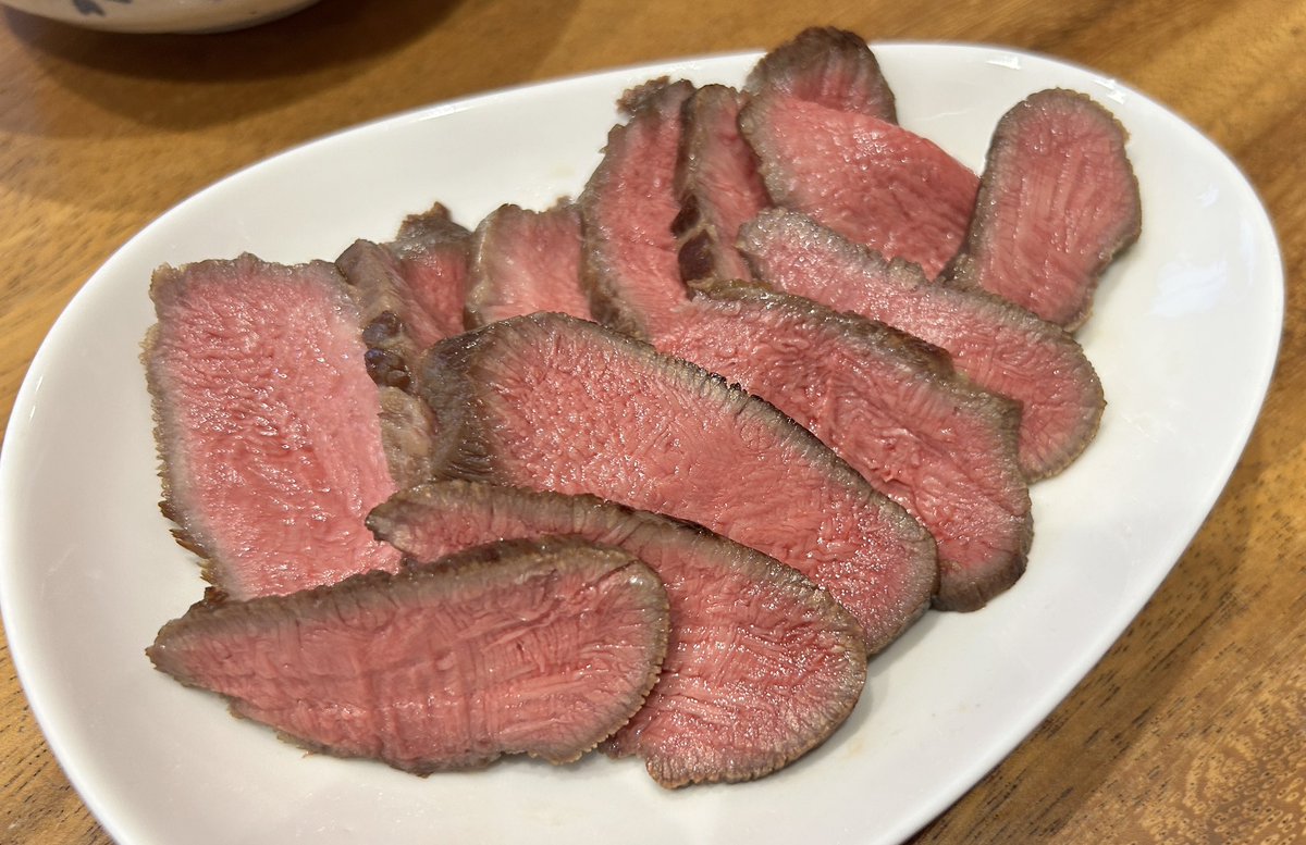 GolNissy's tweet photo. 友達にコストコ連れて行ってもらったから、牛タン買って低温調理してやりましたわ_(:3」z)_ https://t.co/fQVMeDC6F3