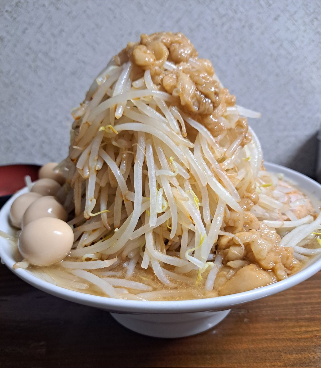UZYRB7fUctJr1da's tweet photo. 🍜ラーメン武丸🍜

ラーメン大 麺増し500g
ヤサイ・アブラ・コイメ
生たまご
うずら
まずは恒例の呪文500gで🤚
しっかり豚出汁が出ているので、極太麺との相性抜群でめちゃウマ🤗
たまごにアブラ投入でさらにコクの旨味で豚さん美味🐷
〆のデザートにうずら🐣
最高の一杯でウマウマ🐴でした😋 https://t.co/NhuPjFNZTU