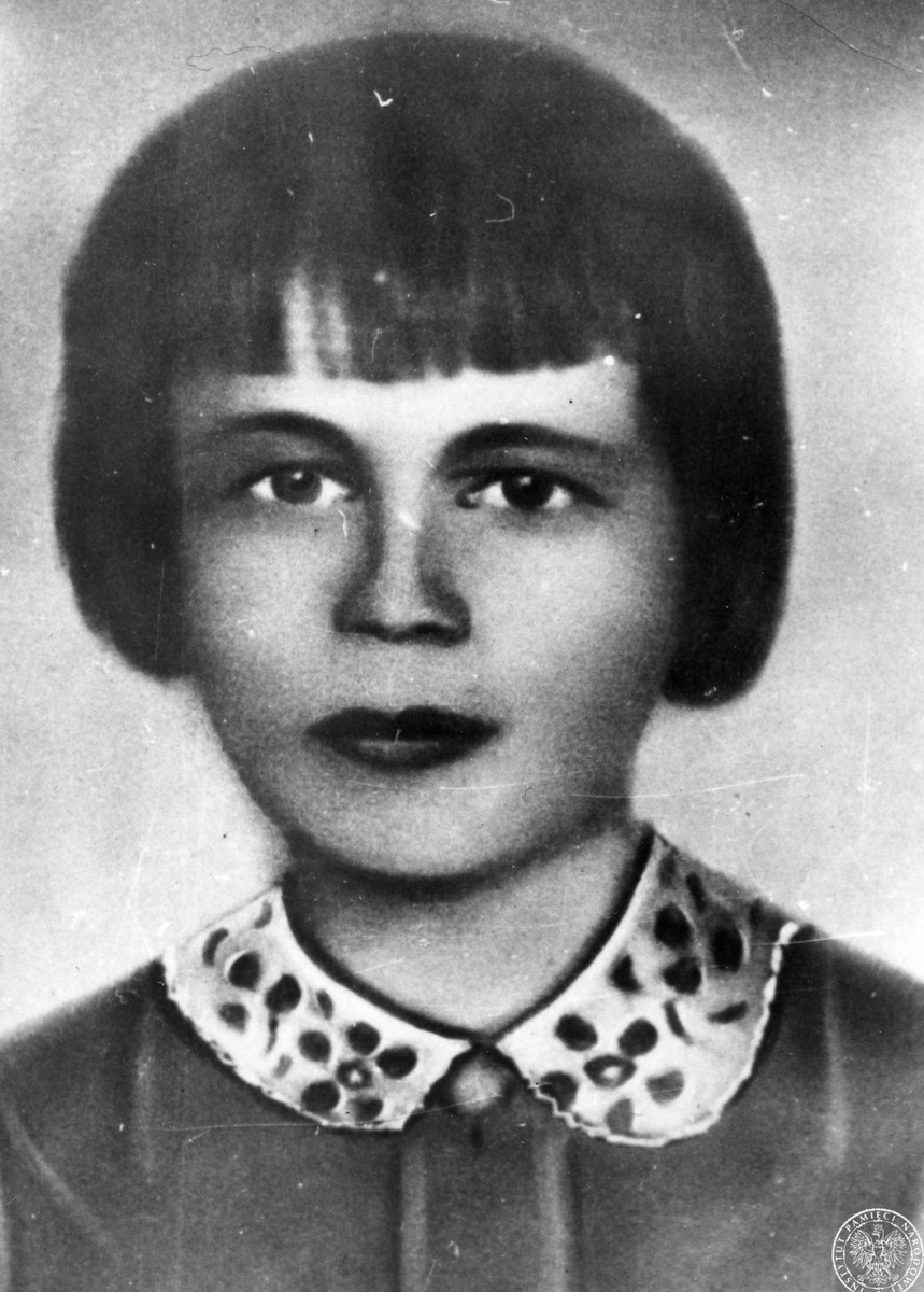 JanoPL5's tweet photo. Dzisiaj  narodowy dzień ofiar niemieckich obozów.
Wanda Traczyk-Stawska która dostała order od Niemców mówiła coś o tym jak dużo nam Niemcy pomogli...

Poznajcie Ulę Kaczmarek. Miała tylko 14 lat...
Ula pochodziła z Poznania.
Aresztowano ją we wrześniu 1942 roku w łapance, gdy poszła po chleb

Koleżanka z obozu Maria Jaworska o Uli: „Kradła chleb albo marchew gdzieś wyrwała. Moczyła się. Za to ją bito, bito do tego stopnia, że miała jelita na wierzchu"

"Dostała sto batów od wachmanów" – zeznawała w procesie Halina Kryszkiewicz z domu Cubrzyńska. – "Bili ją albo w jadalni, albo w pralni. Widziałyśmy to przez dziurkę od klucza."

Janina Gajewska siedziała na kamieniu przed barakiem, kiedy usłyszała krzyk dobiegający z izby chorych: „Ty polska świnio! Jeszcze żyjesz?”.

„Wynoszono ją na dwór i polewano wodą, by spłukać kał. Ja widziałam, że Urszula od tego bicia miała na boku z prawej czy lewej strony głęboką ranę. Przez tę ranę wychodziły jej jelita” – Maria Jaworska. 
Jadwiga Pawlikowska widziała to wyraźniej: „Eugenia Pol pejcz podobny do kija włożyła w ranę, do brzucha Urszuli Kaczmarek, przewracała jej wnętrzności”.

"Moczyła bardzo często łóżko (…). Ktoś to zauważył i została pozbawiona posiłku na trzy dni. To było ponad jej siły i zabrała komuś coś z paczki. To doszło do wychowawcy i dostała bicie (…). Wyglądała coraz gorzej, miała rany, wrzody jej się robiły na nogach."

4 dni przed śmiercią leżała na łózku i nie ruszała się. Nie miala podawanego jedzenia ani wody. Podanie wody przez inne dzieci oznaczało karę dla dzieci. Bały się.
Przed śmiercią wachmanka kazała jej zanieść kubek kawy i kromkę chleba. Nie miała sił już zjeść. Wachmanka kazała jej posprzątać. Wstała, zawyła Ula i zmarła... Żydowski lekarz, wachmanka i niemiecki żołnierz stwierdzili zgon.... Wachmanka Pol jeszcze kijem dociskała brzuch i śmiała się... 

W akcie zgonu niemieccy zbrodniarze wpisali "Zawał serca"

Tak. Na obu zdjęciach to jest ta sama dziewczynka.

#NaszaPolska