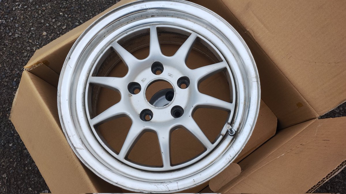obayan_text's tweet photo. 実家から片付け指令が下された荷物の山からホイールが出てきた。多分ランティスで使った物。

15インチ 7.5J? 5穴 offset+30
って今だとどんなクルマなら使えるんだろうか？ https://t.co/Q6hHMwtg3Y