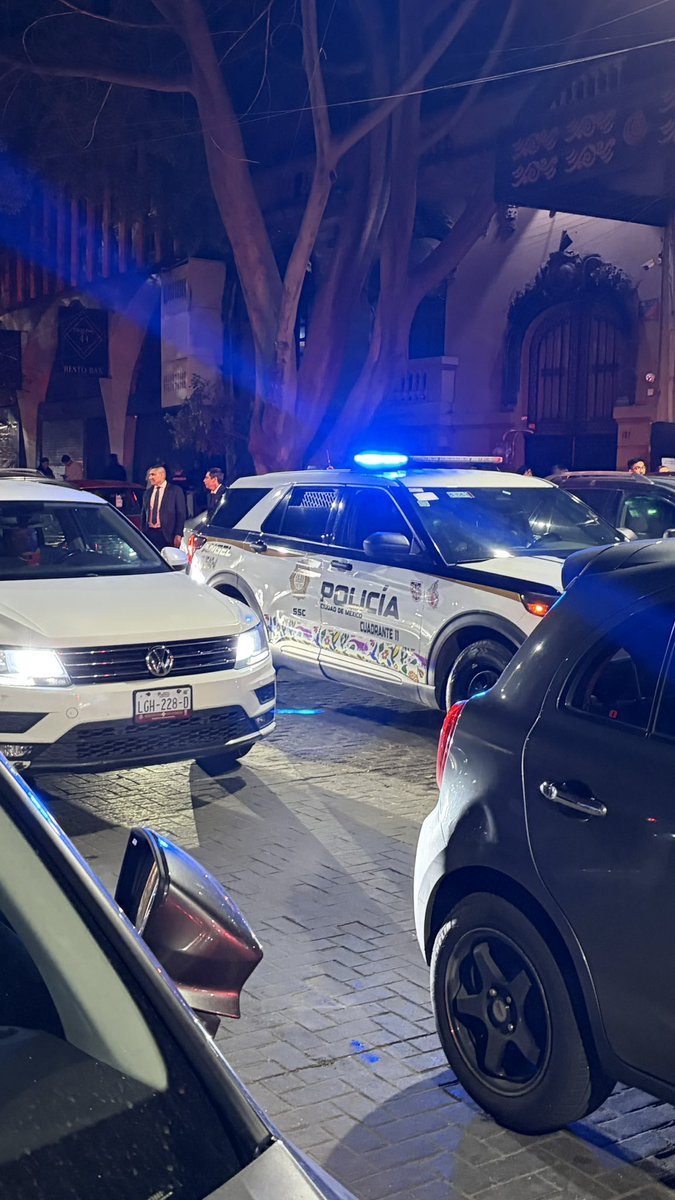daffer8807's tweet photo. Y como siempre los del antro Loolo en Londres 195 haciendo lo que quieren ! 
Hasta cuando ? Y las patrullas cuidándolos 
. No respetan las entradas de los edificios @LaColoniaJuarez @vecinos_juarez @AlcCuauhtemocMx cuando pones orden aquí ? @AlessandraRdlv https://t.co/F9OjzA6ZO1