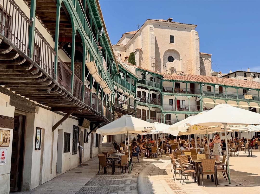 FrancSam2's tweet photo. Chinchón's main attraction is its large Plaza Mayor, an arcaded square of medieval origin.

Dating from the 15th and 16th centuries, it features 234 wooden balconies with green railings, giving it a unique character. https://t.co/4VFZ7HT0IA