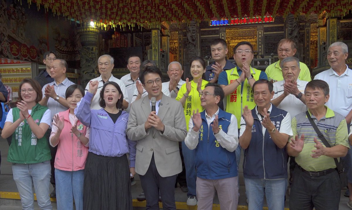 Taiwan_Citizen's tweet photo. 沈伯洋 石牌 福星宮 端午活動 參香祈福 20260613  https://t.co/0mShRC0x9R 祝福沈伯洋高票當選臺北市長  立法委員 吳思瑤 台北市議員 陳賢蔚 台北市議員 鍾佩玲 台北市議員 陳慈慧 台北市議員 林延鳳 祝福議員們都高票當選  沈伯洋與士北隊在石牌福星宮參香祈福🙏  感受到北投鄉親的熱情❤️‍🔥 https://t.co/YHL37eP2K4
