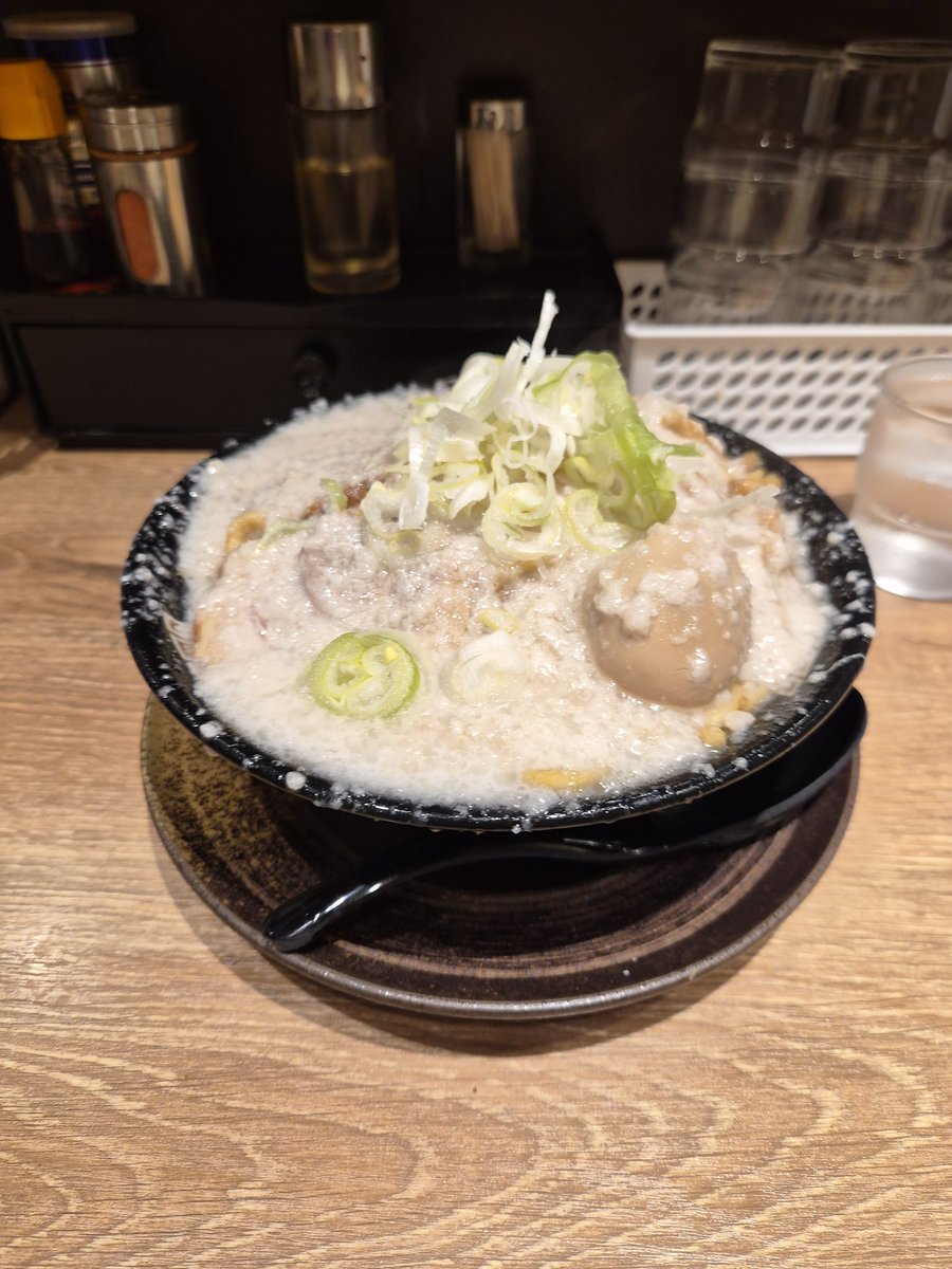 dendenchabi's tweet photo. やっちまった。。。
平大周吉祥寺の爆盛油脂麺
(アブラ、ニンニク多め)

アブラは飲み物で無いから
次回以降は普通に決めた。
#平大周 https://t.co/MGZK0X3hti