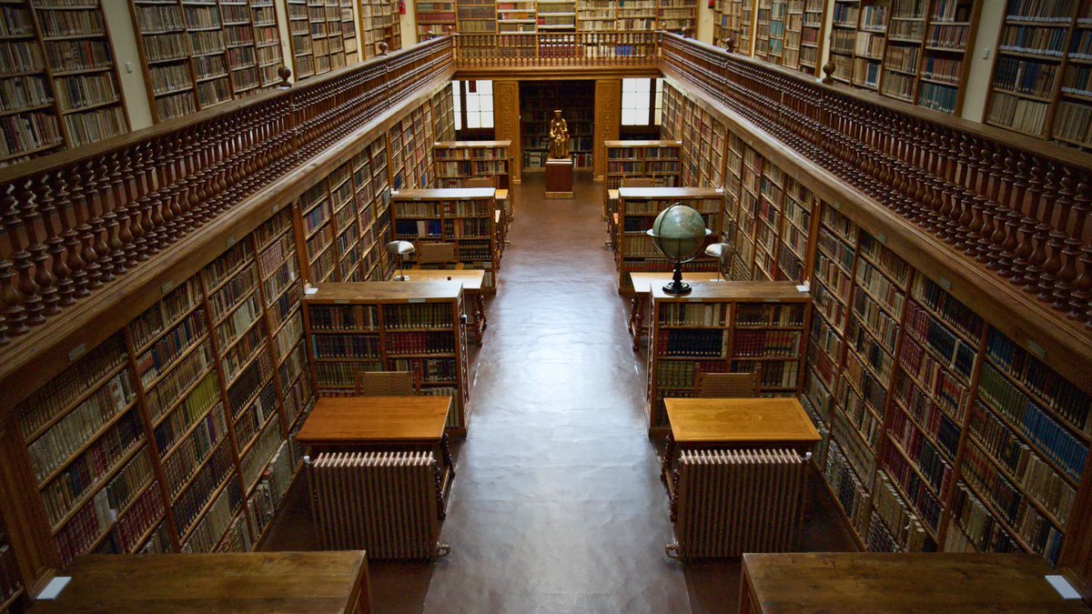 AbMontserrat's tweet photo. Amb els seus orígens al segle XI, la Biblioteca de Montserrat és un dels santuaris de la cultura europea, tot i ser destruïda gairebé totalment durant la Guerra del Francès (1811). 

Més que llibres, és la memòria d'un poble. 📜🖋️ https://t.co/Pk8OwlYEAy
