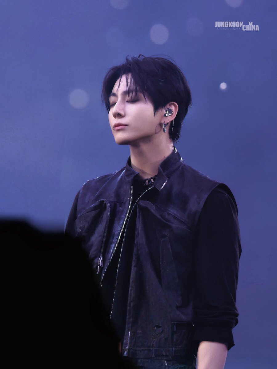 koolijang's tweet photo. j déteste jeon jungkook car comment pourrais-je jamais regarder un autre homme alors que tu existes 💔 waaaahhh j'ai mal au cœur https://t.co/3Vt7AZfro4