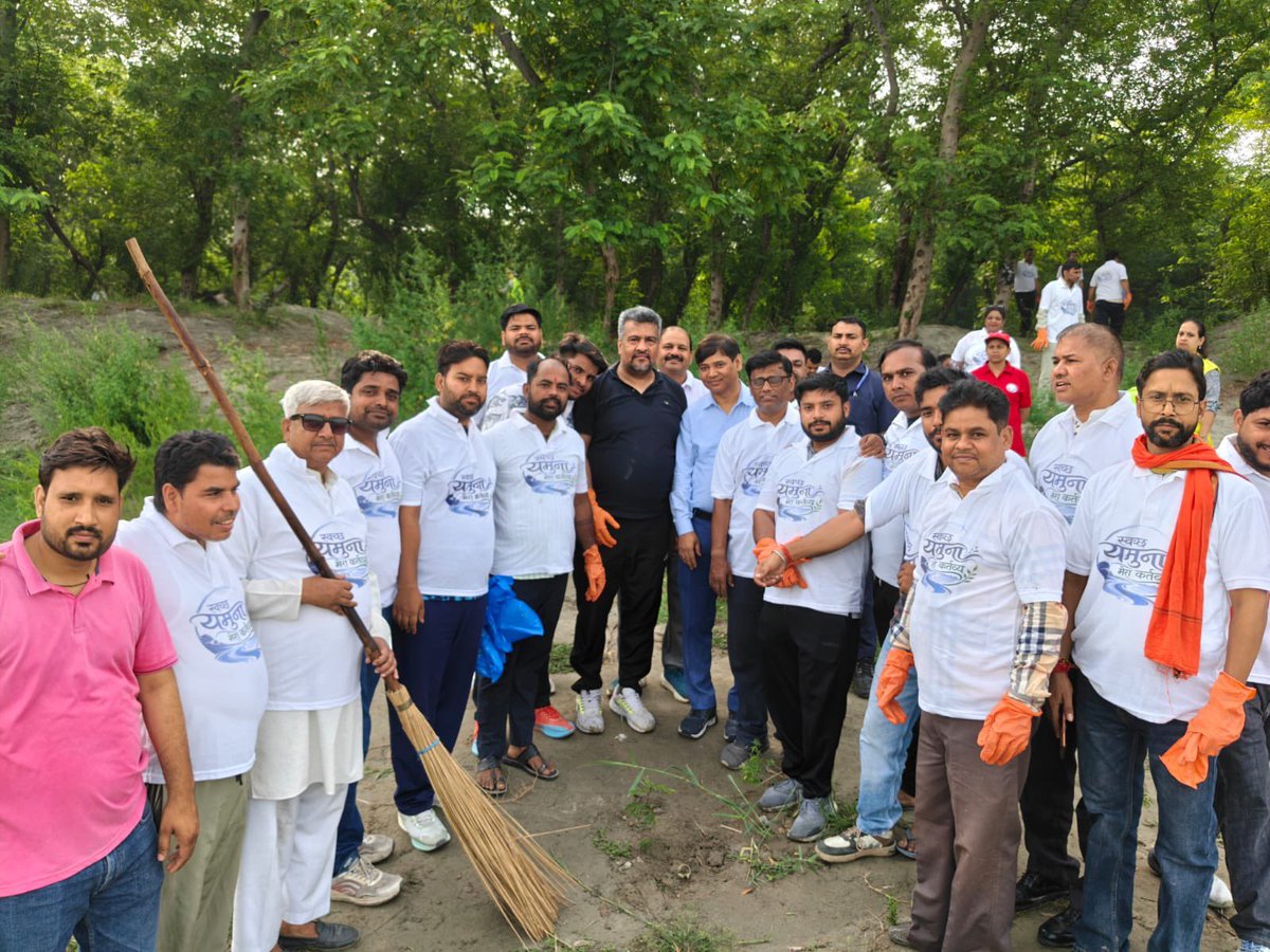 BJPChandankr's tweet photo. आज की सुबह ने दिल्ली में जनभागीदारी का एक उत्कृष्ट उदाहरण पेश किया।
माँ यमुना के घाटों को स्वच्छ करने के लिए अपना समय और श्रम देने वाले दिल्ली और संगम विहार के सभी जागरूक नागरिकों, स्वच्छता कर्मियों, युवाओं और विभिन्न संस्थाओं का हृदय से आभार।
मैंने भी अपने क्षेत्रवासियों और पार्टी साथियों के साथ यमुना किनारे आयोजित इस Mega Cleanliness Drive में श्रमदान किया। आज उपस्थित सभी लोगों ने यह संकल्प दोहराया कि यमुना जी को स्वच्छ बनाना हम सबका परम कर्तव्य है। आइए, इसी एकजुटता के साथ अपनी जीवनदायिनी को स्वच्छ बनाने के अभियान को निरंतर आगे बढ़ाएं।
#SwachhYamunaMeraKartavya #BJP4Delhi #SangamVihar