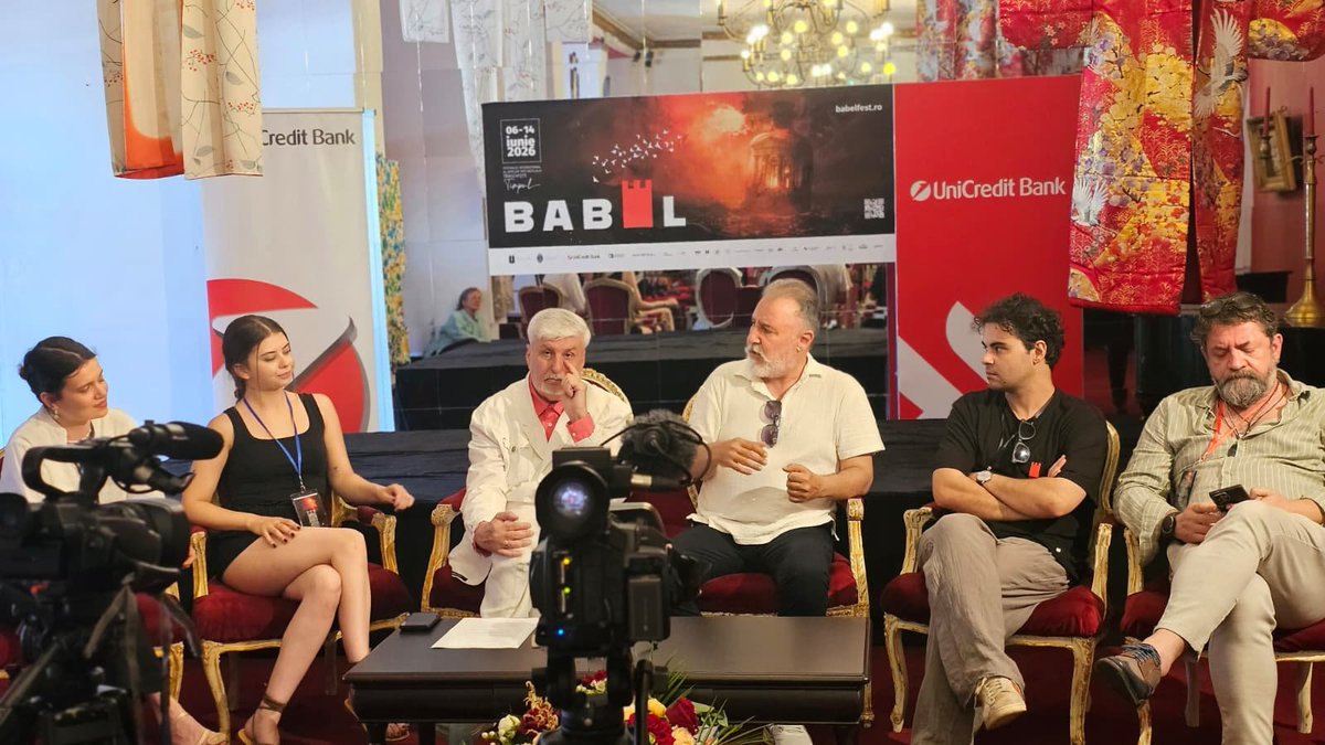 tiyatrokeyfi's tweet photo. Babel Uluslararası Tiyatro Festivali'nin ana tablo eseri olarak "Cyrano Rock"ı sergileyen ekibimiz, Romanya'da, uluslararası basın, tiyatro insanları ve organizatörlerin katıldığı basın toplantısında...

-

#tiyatro #sanat #turkishtheatre #festival 🎭 https://t.co/mABiAgocGE