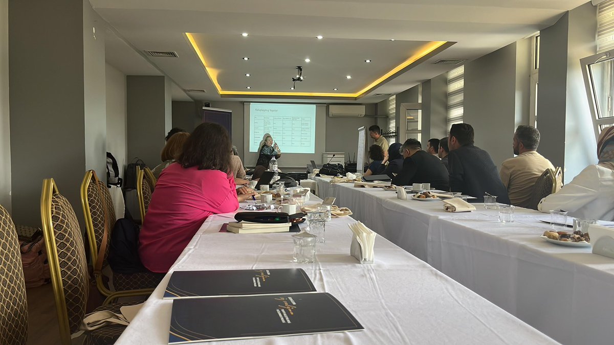 sozvarligiproje's tweet photo. Din Öğretimi Genel Müdürü Dr. Ahmet İŞLEYEN’in katılım sağladığı çalıştayımızda, Proje Bilim Kurulu Üyesi Prof. Dr. Gülsün Leylâ UZUN tarafından “Deyim Veri Tabanı İçin Tanımlama, Sınıflandırma ve Etiketleme ��lkeleri” başlıklı teknik sunum gerçekleştirilmiştir. https://t.co/mAe044g8nm