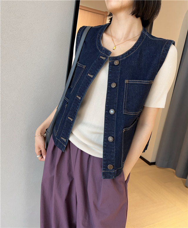 igor_cher's tweet photo. Got an old denim jacket  Snip the sleeves, add patches, and turn it into a trendy cropped vest—fast, fun, and zero waste! #UpcycleStyle https://t.co/nUYqk20ju7