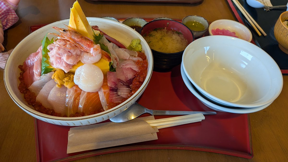 tecasst's tweet photo. 100円寿司行くより巨大海鮮丼シェアしたほうが安い https://t.co/TdOawGzT9h