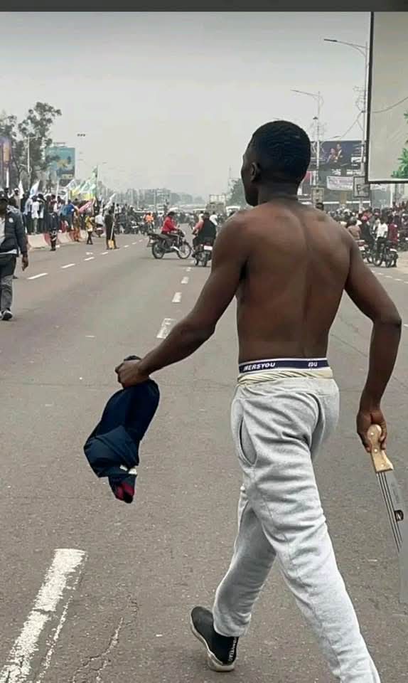 RBakwanama's tweet photo. Cette milice dite force du progrès est un danger. 
La République est en danger avec ce régime de Kinshasa. https://t.co/hWoXTHRJ4N