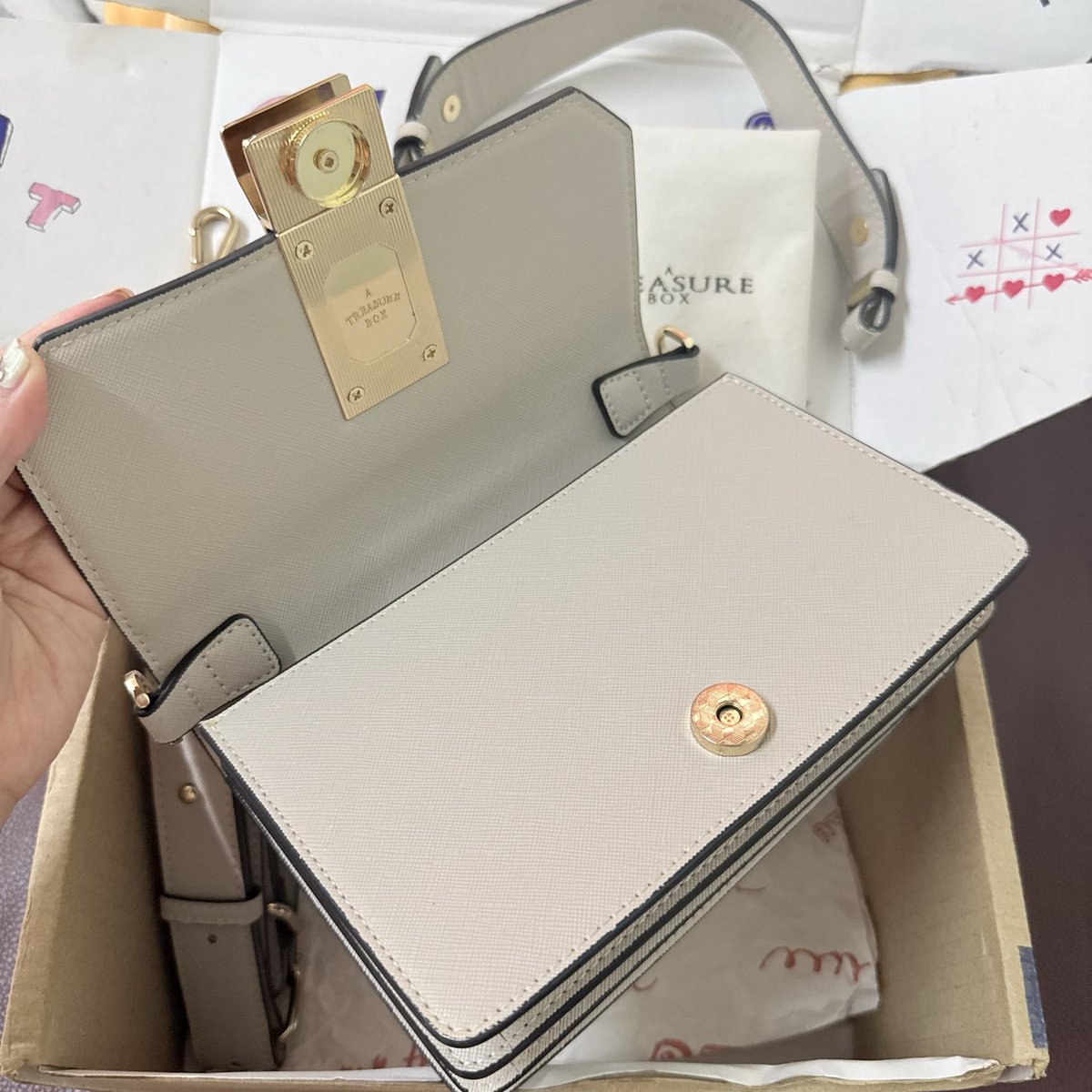 littlecloudnin1's tweet photo. ✨👜 a treasure box : layer s สี Ivory👜✨
📦มีอุปกรณ์ครบ
🏷ส่งต่อ : 2390 รวมส่ง
🧤used like very new ใช้งานน้อย สภาพสวยใหม่ มีรอยการใช้งานทั่วไปเล็กน้อยตามสาย

#atreasurebox #atreasureboxbag #ส่งต่อatreasurebox #atreasureboxส่งต่อ #ส่งต่อกระเป๋ามือ2 #ส่งต่อatb https://t.co/cI39eKYsuW