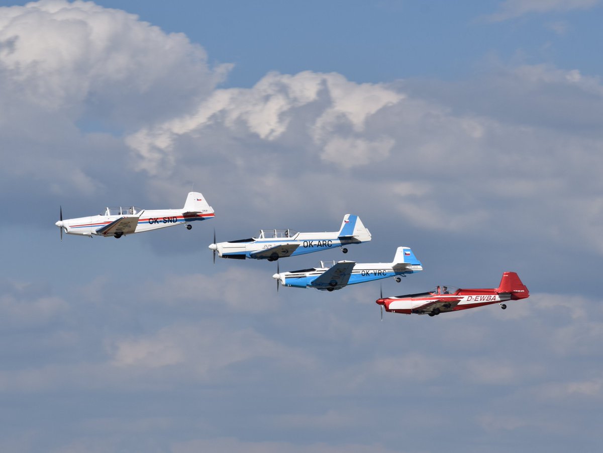 mrc68's tweet photo. BOX TRENÉR 4x Zlín Z-526
Aviaticka Pout Hradec-Kralove 30.05.2026
#airshow #aviatickapout #pokazylotnicze #samolot #aircraft #airplane #zlin #samoloty #flugzeug #flugzeuge
https://t.co/5Pk8MIuW1z https://t.co/faJAwNFErc