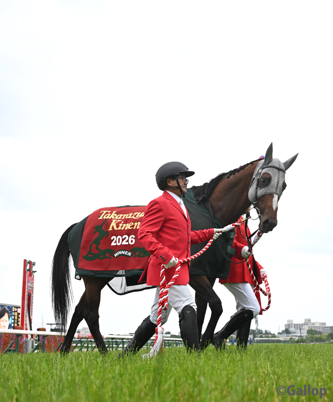 gallop_keiba's tweet photo. 阪神11R、本馬場入場時に降り出した雨の中行われた #宝塚記念 は2番人気 #メイショウタバル が優勝👑
2番手追走から直線抜け出し、クロワデュノールの追撃を振り切って連覇達成！ https://t.co/Da6LSBlokf