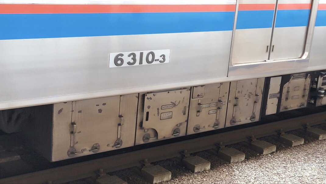 vzxBSBNZyo40702's tweet photo. 都営6300形のGTOサウンド。GTO後期に見られる非同期モードを長く取り音の変調を少なくし磁励音を低減する新変調方式。音を気になりにくくすると言った方が正しいかもしれませんね。

窓を開けたのでインバータ装置本体ノイズもはっきり聞こえてくる

三菱設計「日立製造タイプ」
TINV-6   4500V/2300A https://t.co/l7Fzevf9i0