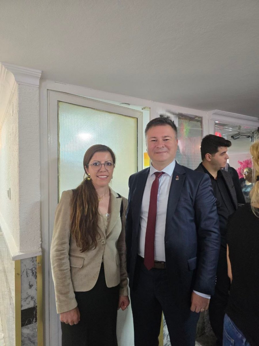 EmadDernegi's tweet photo. 🔴 EMADDER - ZAFER PARTİSİ "ATATÜRK'ÜN TÜM KIZLARI DAVETLİDİR" PROGRAMINA KATILIM

@maltepezafer1
@Zafer_Maltepe
@ErdemKal18

Emeklilikte Adalet Derneği Yönetim Kurulumuz olarak; Zafer Partisi Genel Başkanı Sn. Ümit Özdağ'ın katılımıyla Pendik'te gerçekleştirilen "Atatürk'ün Tüm Kızları Davetlidir" programına katılım sağladık.

Program kapsamında Zafer Partisi Maltepe İlçe Başkan Yardımcısı Sn. Erdem Kalkan ile yeniden bir araya gelme fırsatı bulduk.

Derneğimizin yürüttüğü mücadeleyi yakından takip eden ve çeşitli konularda her zaman desteklerini hissettiğimiz Sayın Erdem Kalkan ile samimi bir sohbet gerçekleştirdik.

Göstermiş olduğu yakın ilgi, destek ve nazik yaklaşımı için Sayın Erdem Kalkan'a teşekkür ederiz.

Emeklilikte Adalet Derneği

@zaferpartisi
@umitozdag
@ma_cenkci
@ZaferPartisi_34

@EmadDernegi 
@EMADDER_KADEME
#SonSözKademede